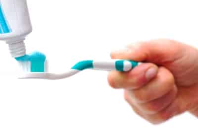 Comment nettoyer des lunettes avec du dentifrice